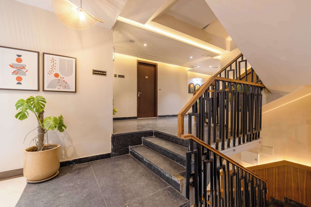 Saltstayz Premier - Sector 50 & Golf Course Ext Road