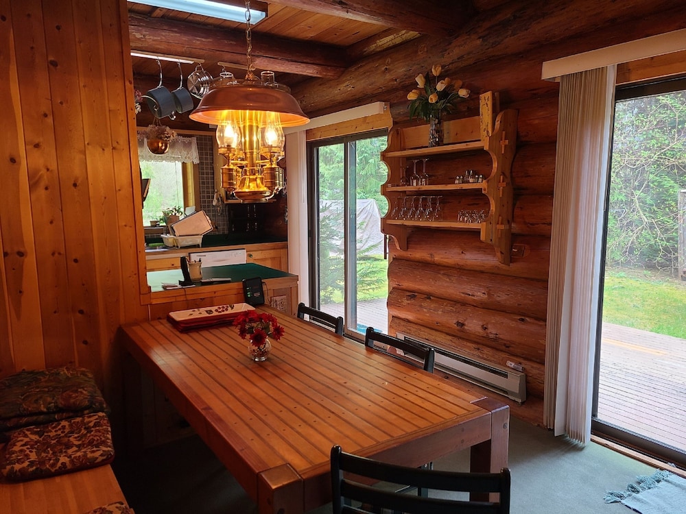 Two Bedroom Real Log Cabin With Wifi and EV Char ger