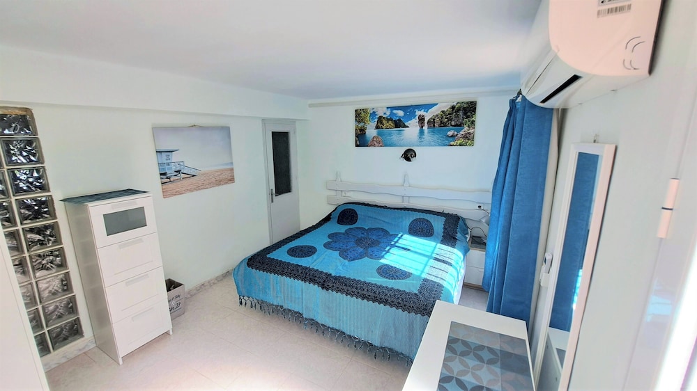 2 Bed Villa - Sleeps 5 - Private Pool & Garden