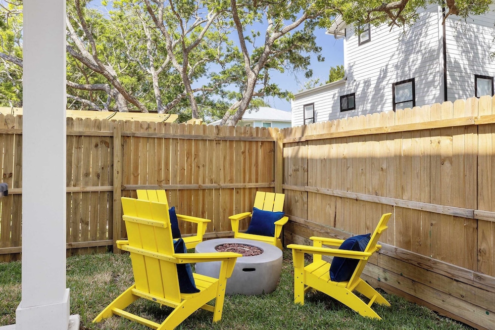 Hot Tub, Firepit, Putting Green Near the Beach Vilano Fairway by Avantstay