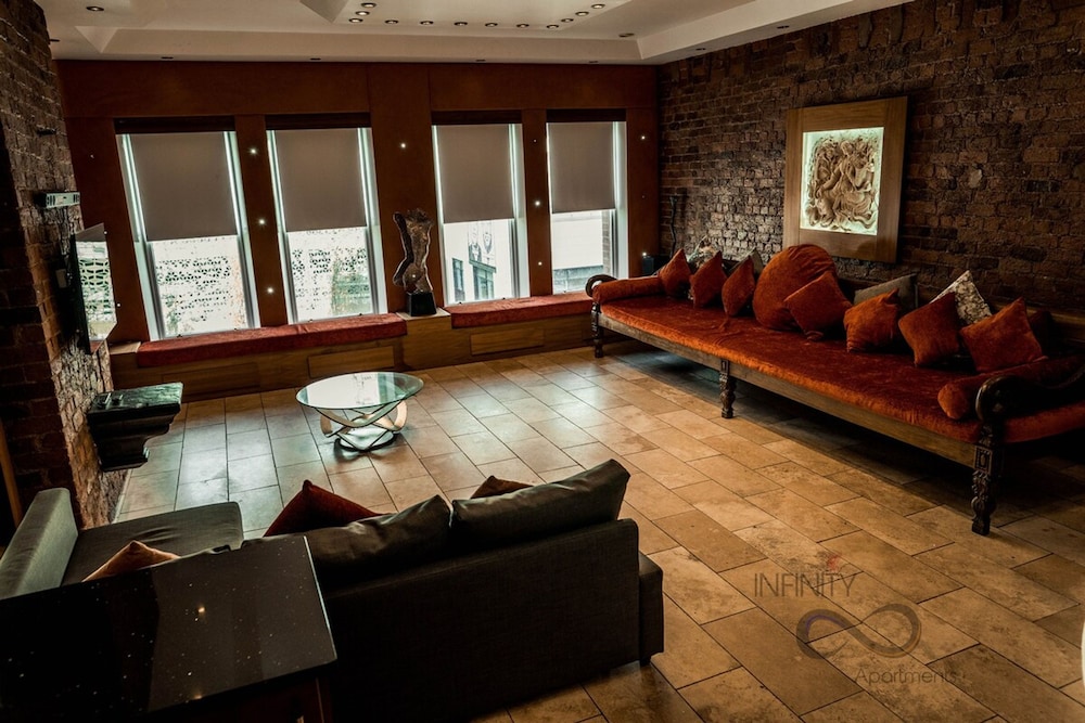 The Famous Floor Sleeps 26 and Group Acc Sleeps30