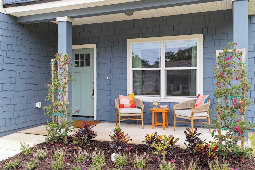 Sleeps 20! 2 Homes w/ Hot Tub, Putting Green, Bocce Golden Hour & Blue Hour