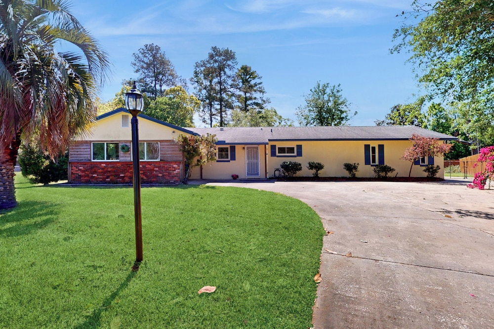 3BR Dog-friendly Home w/ Pool, Fireplace, W/d, A/C