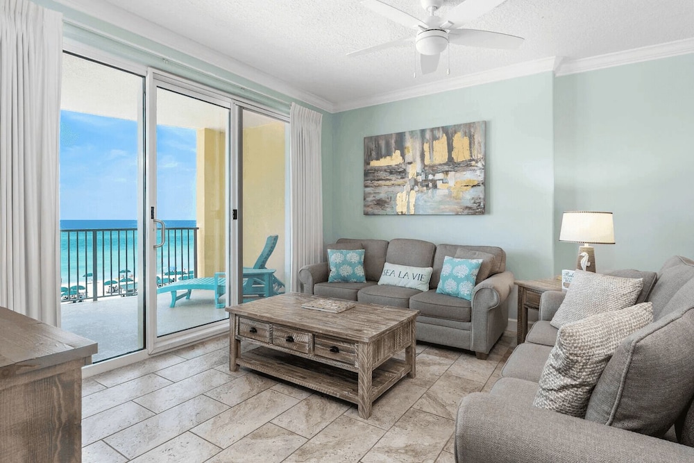 Beach Breeze by Avantstay Beachfront, Beach Chairs Included, 2 Pools!