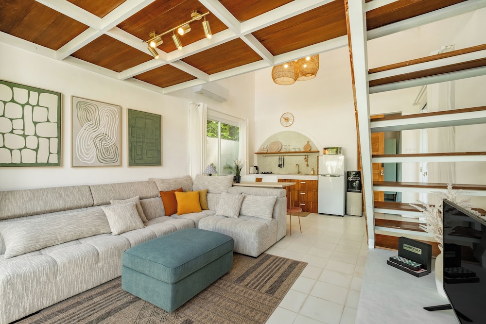 Tropical 1BR Private Pool Villa, 8 mins to beach In Uluwatu