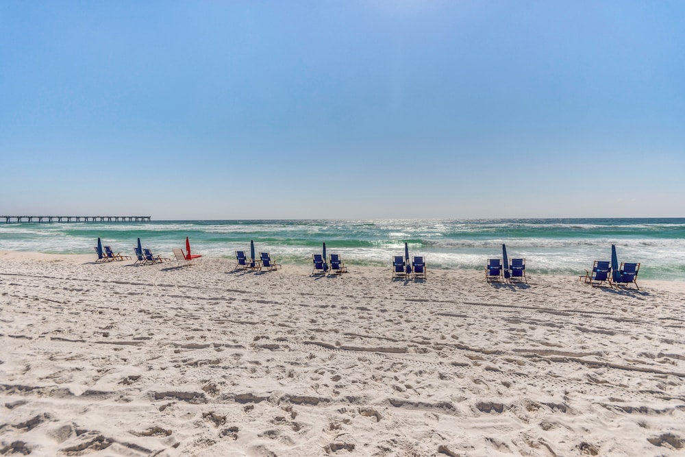 Vibrant Navarre Condo: Pool & Beach Chair Service! view 4