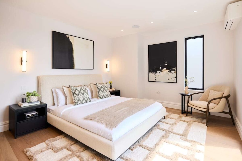 The Temple Fortune Crib - Lovely 3BDR House with Balcony