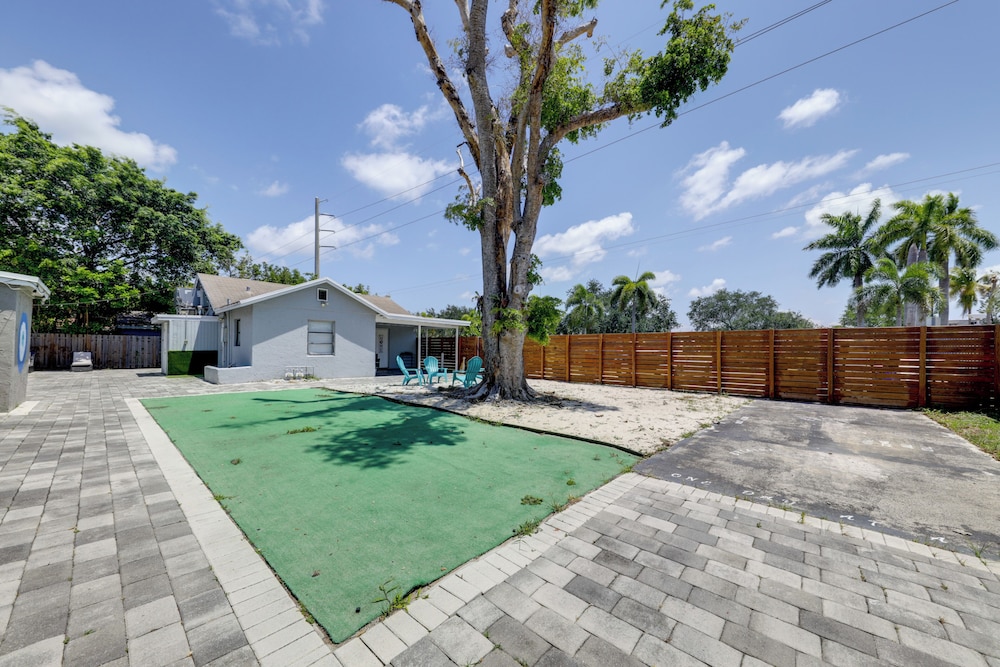 Patio & Heated Swim Spa Access: Home in Hollywood