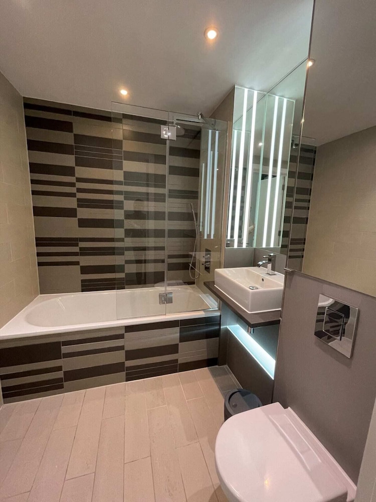 Exquisite 2BD Flat w/ Balcony, Shoreditch!