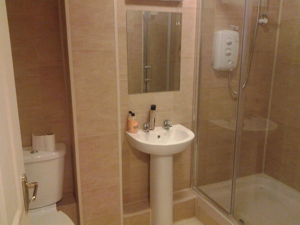 Galway 2-bed Apt, Sleeps 4, 5-min Walk to Station