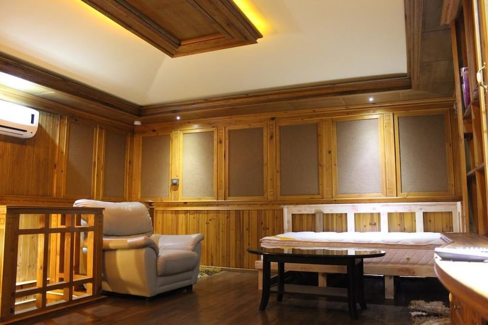Eureka Serenity Athiri Inn