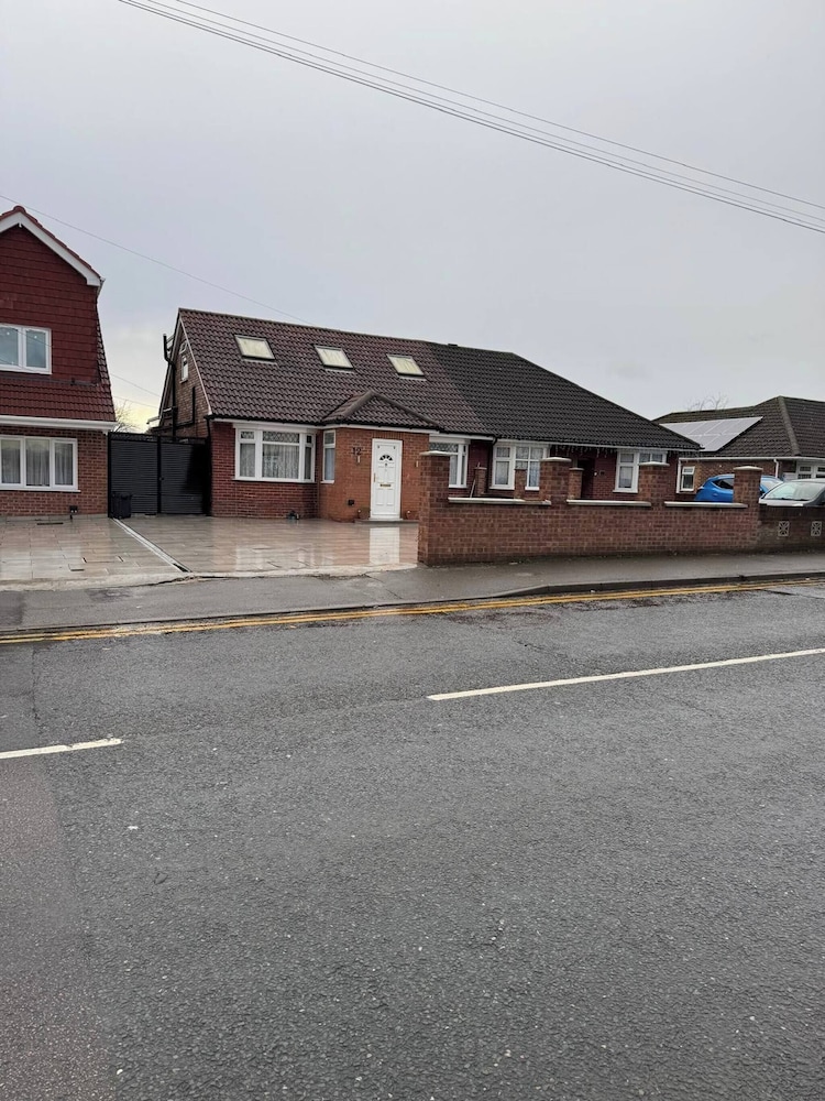 Spacious 4-bedroom Home in Ashford, Kent - Perfect for Families and Groups