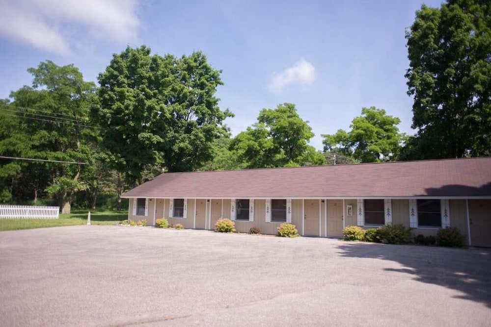 M-22 Inn Suttons Bay