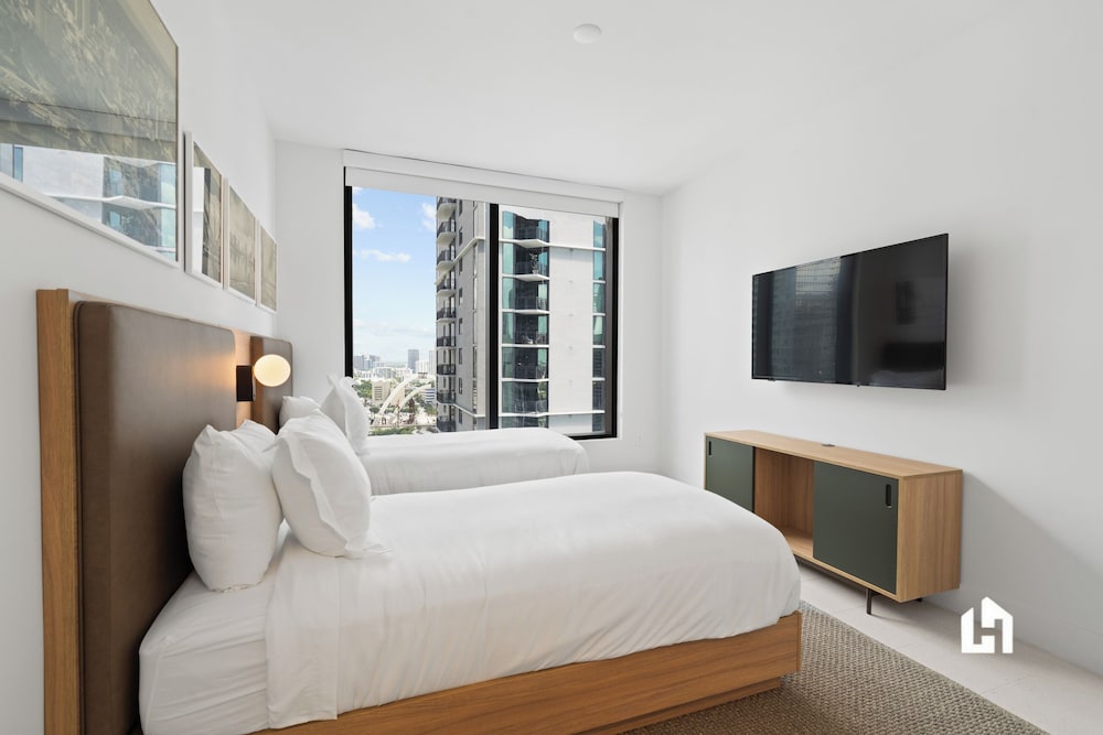 Stylish Apartments with Partial Ocean Views in Downtown