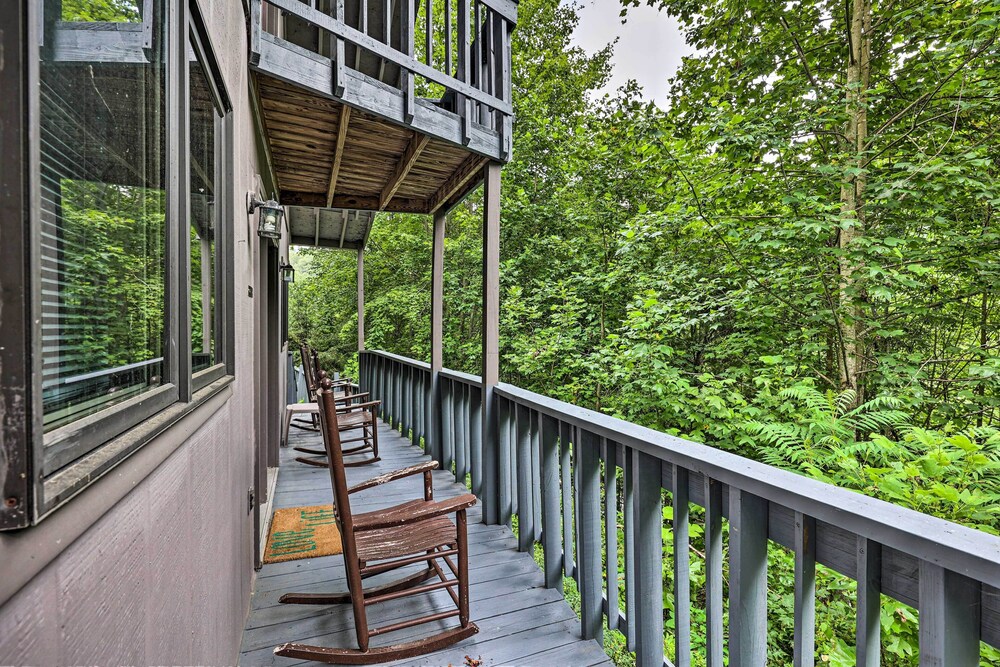 The Chalet Retreat Cabin Across From Creek! view 2