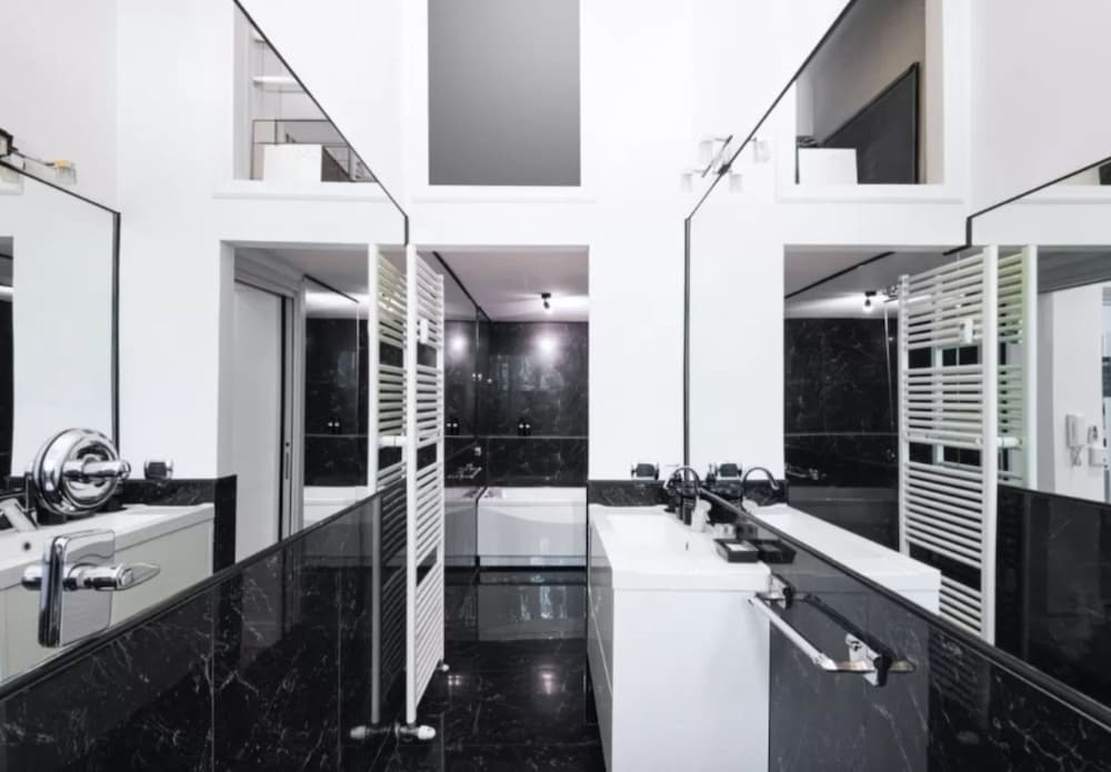 Acquileia - Stylish Loft Steps From Corso Magenta