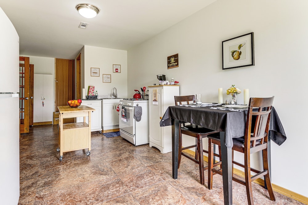 9 Acres, Pick Your Own Apples: Cabin in Arlington!