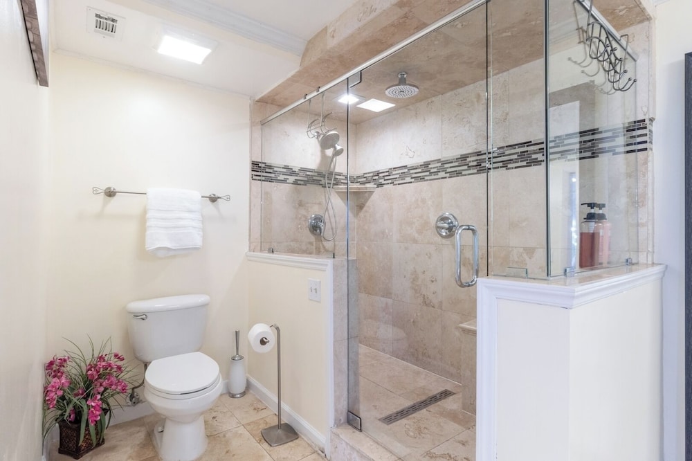 3BR Gulf-front Luxury w/ Pool Bar & Spa Baths