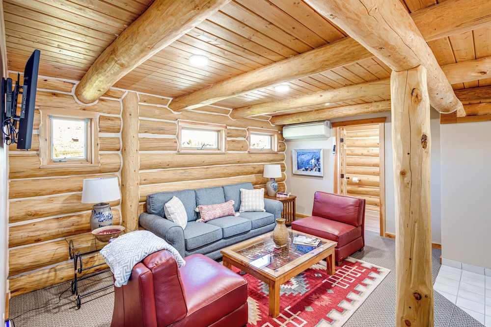Remote Idaho Mountain Lodge w/ River Access! view 2