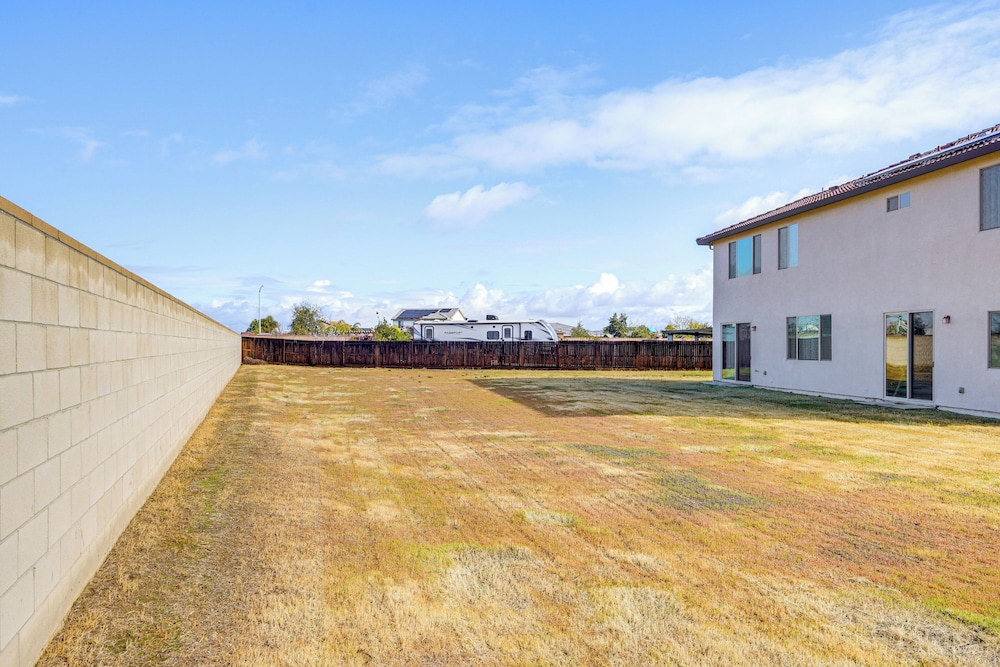 4 Mi to Csub Campus: Spacious Home w/ Yard