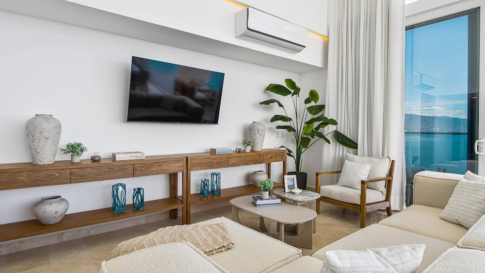 4BR Luxury Penthouse with Ocean Views