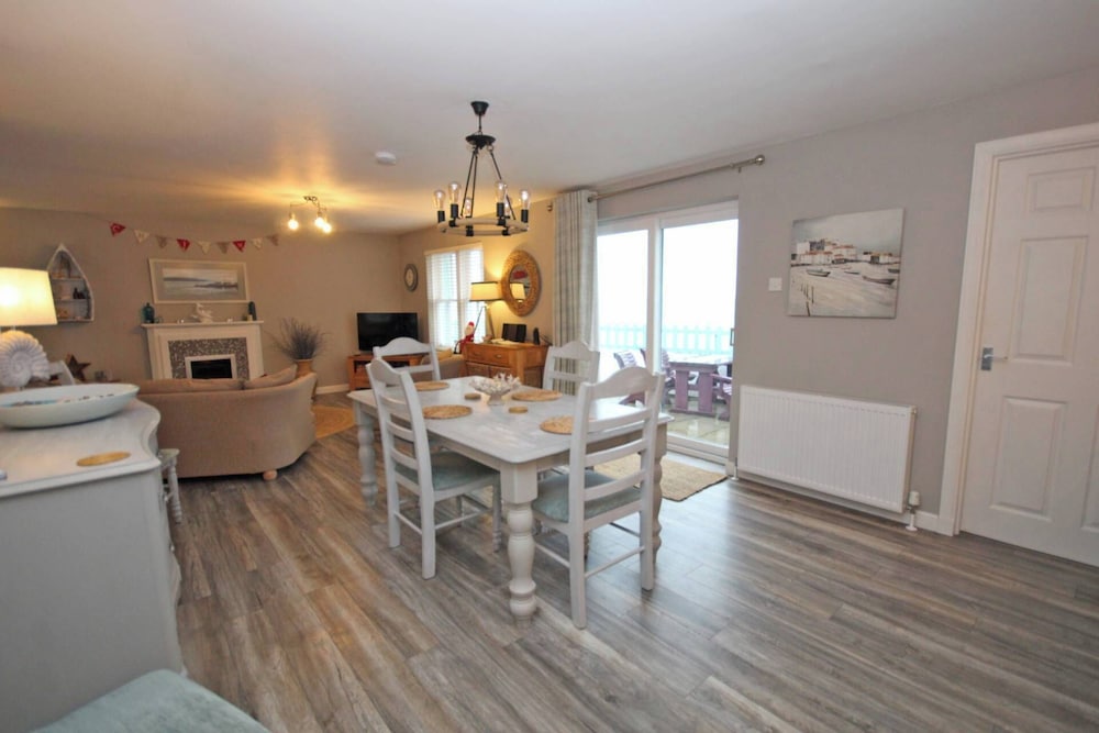 Findochty Beach House - Private Garden-beachfront