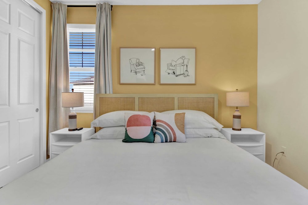 Sleeps 20! 9bdr, Star Wars-themed Game Room, Pool, Hot Tub Nassau by Avantstay