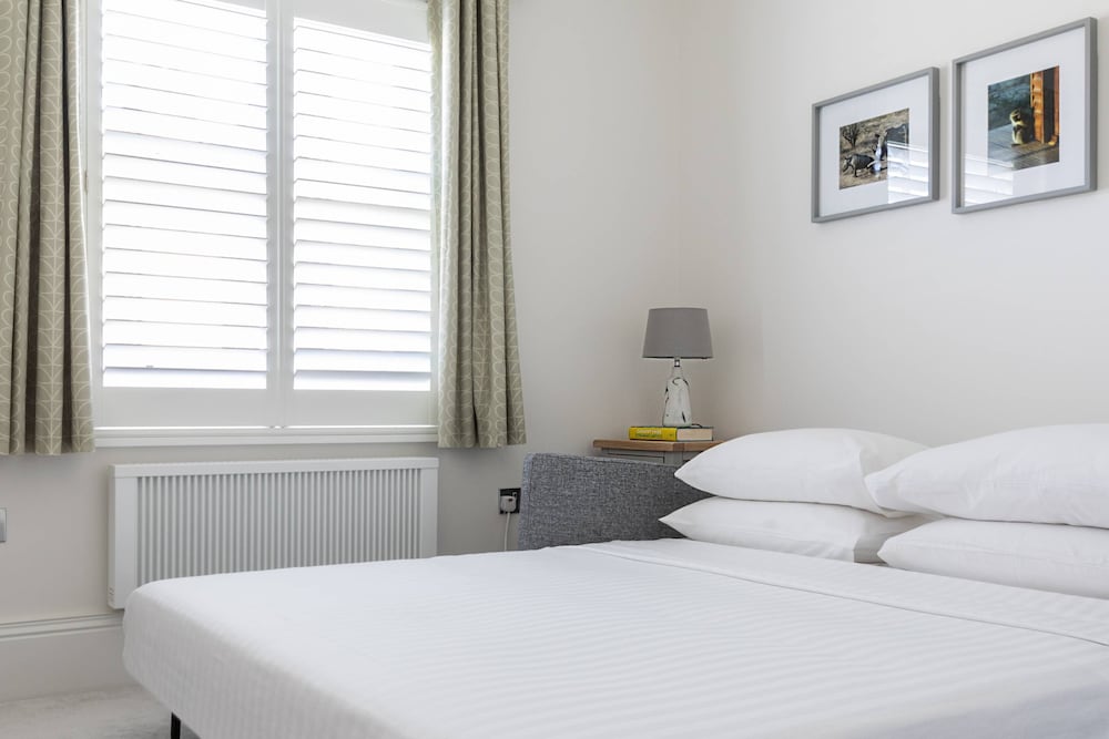 Crondace Road by Onefinestay