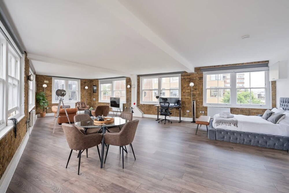 Large 1 Bedroom Studio in Old St