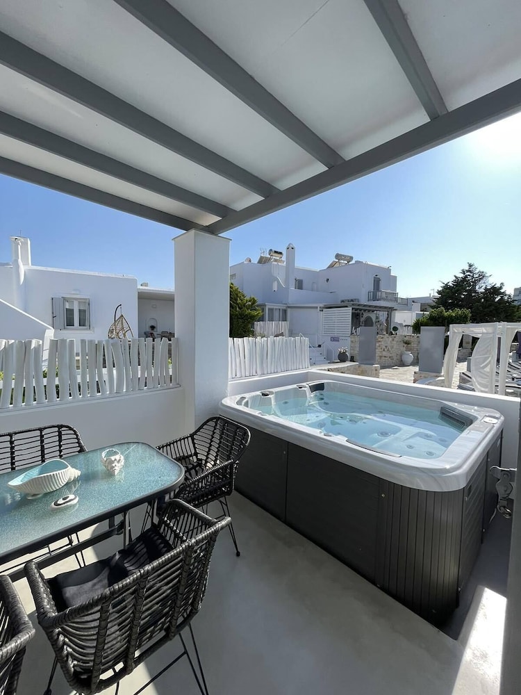 Zoumis Residence