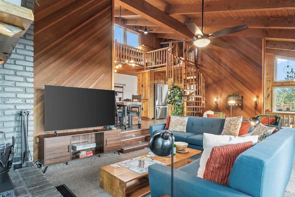 Scenic North Shore Stay w/ Games, Near Snow Summit Lakeview Lodge by Avantstay