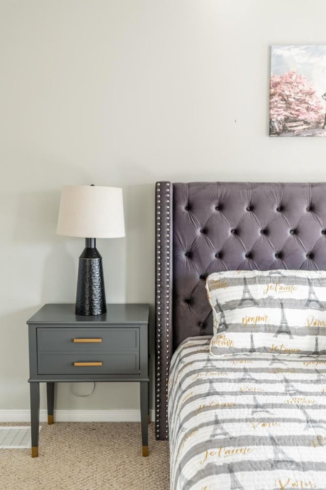 Unique Townhome Private HOT TUB Gym Sauna BBQ Playground Garage - Image 2