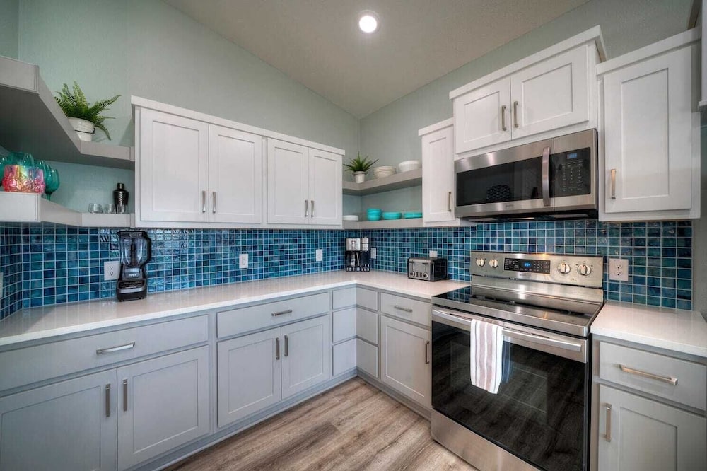 Sleeps 20 2 Modern Homes w/ Private Pool, Deck+patio 3-min Walk to the Beach