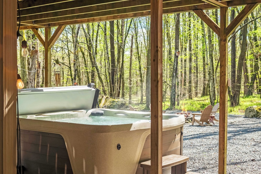 Atlas Point Lodge Sauna, Fireplaces, Kayaks, Lakes + Pet-friendly Yard