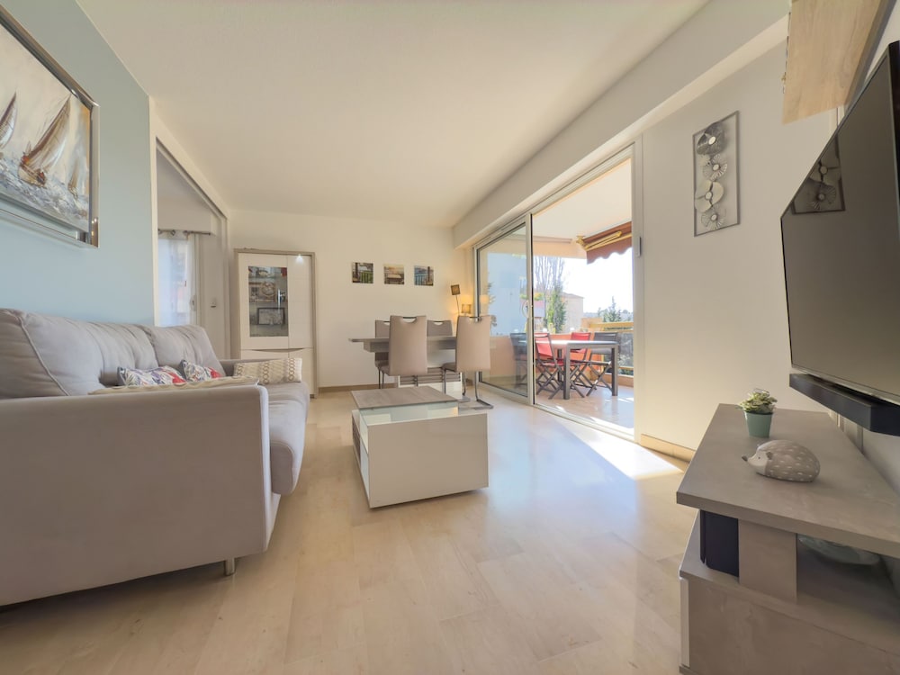 Le Cozy in Cannes With 2 Bedrooms and 1 Bathrooms