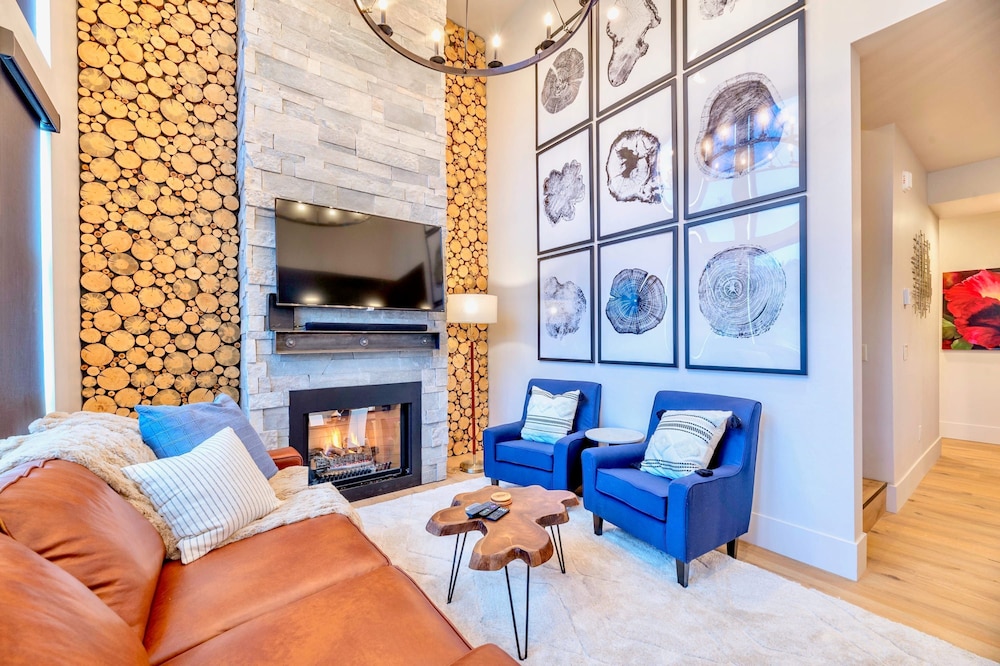 Luxury 2BR Mountain Townhouse w Picturesque Views