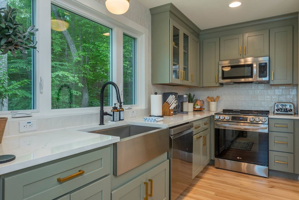 Hot Tub Nestled in the Forest w Chef s Kitchen