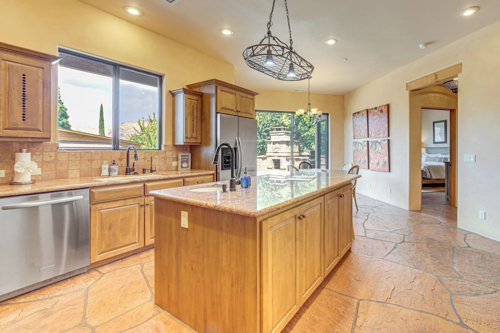 1/2 Mi to Airport Mesa! Hot Tub Haven w/ Mtn Views