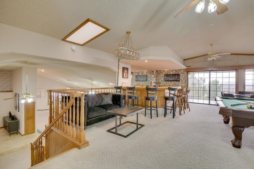 Spacious California Oasis: Patio, Fireplace & Pool