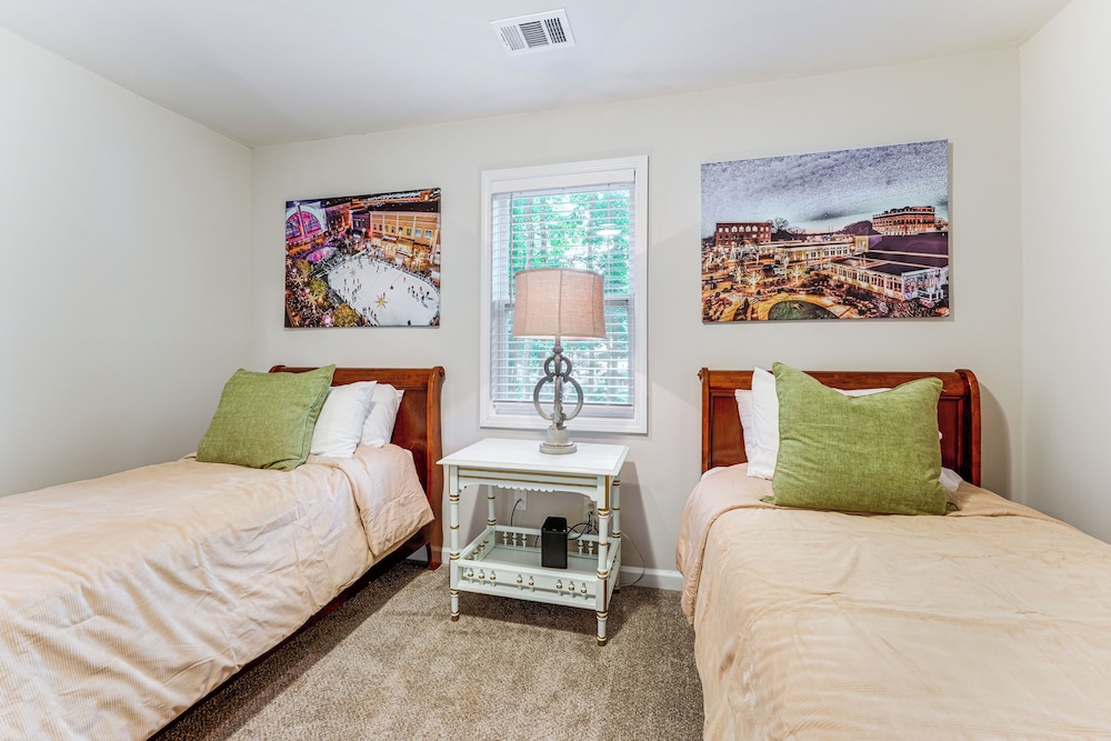 < 2 Mi to Dtwn Alpharetta: Home w/ Screened Porch!