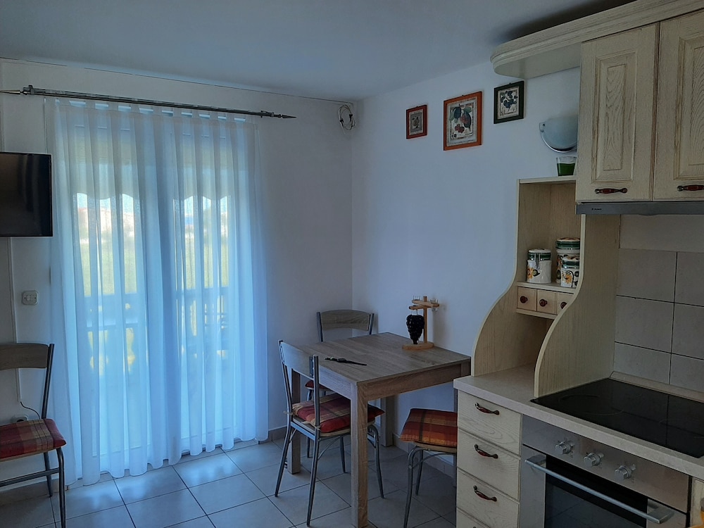 Impeccable 2-bed Apartment in Zaton view 3