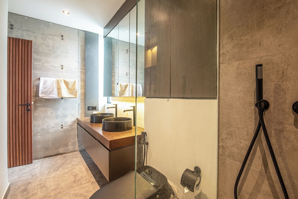 Modern 4BR Canggu Retreat Just 8mins to the Beach