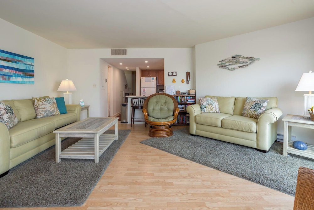 Mariners Court 204