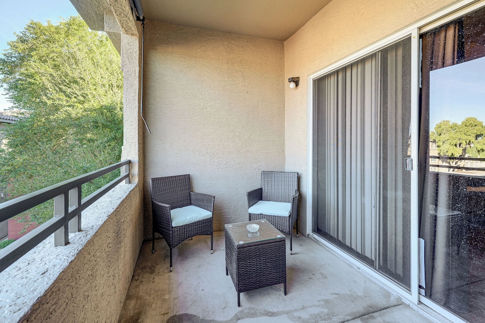 Walk to Papago Park: Condo in Phoenix