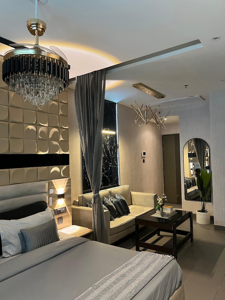 41 Floor River View - TheRoomeraStay