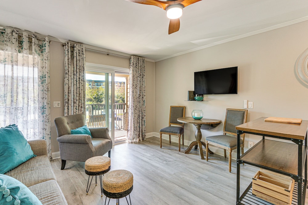 Pool, Tennis & Gym: Resort Condo in Hilton Head!