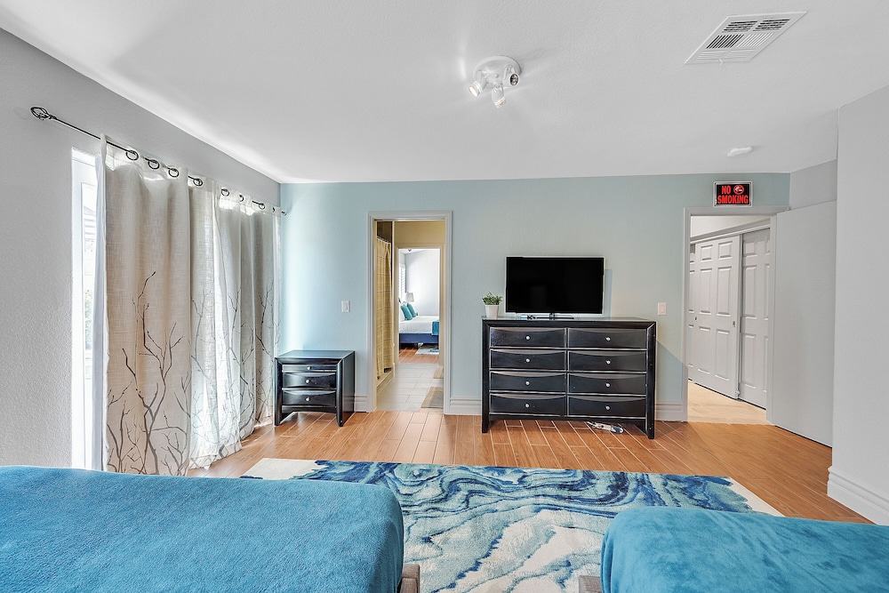 Villa - 8 Bedrms 5 Bths 15 Beds