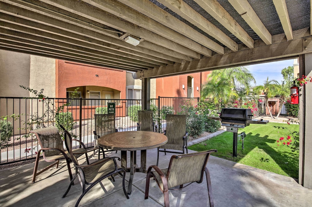 Walk to Papago Park: Condo in Phoenix