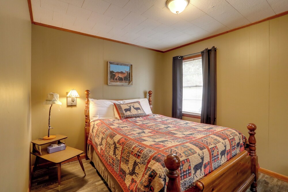 Outdoor Entertainment Areas: Greers Ferry Cottage!