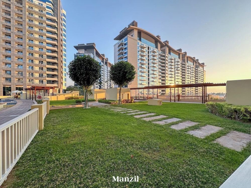 2BR Maid Enjoy Sea Views Palm Jumeirah